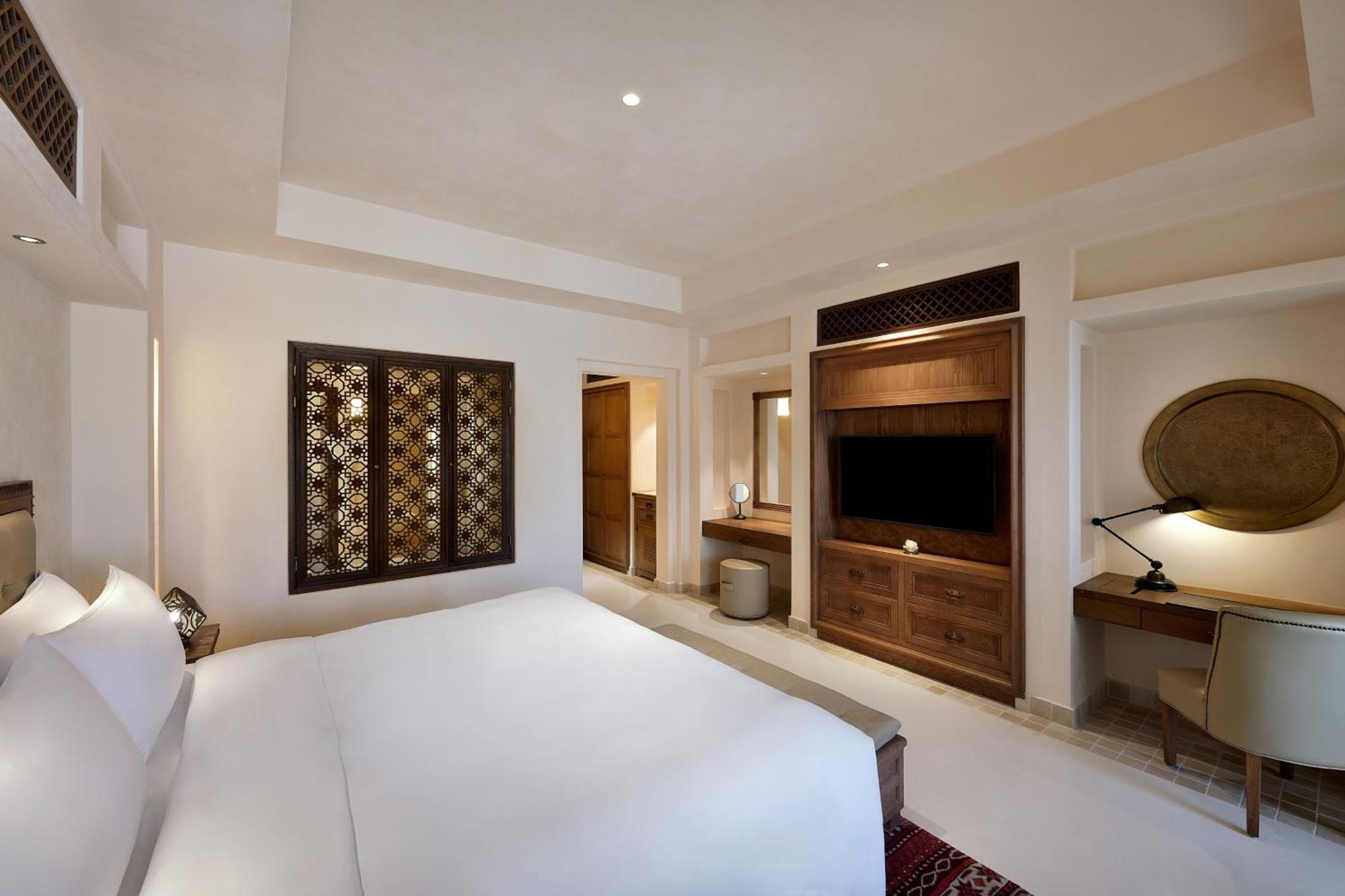 Deluxe Doppelzimmer mit 1 Kingsize-Bett, Poolblick und Balkon