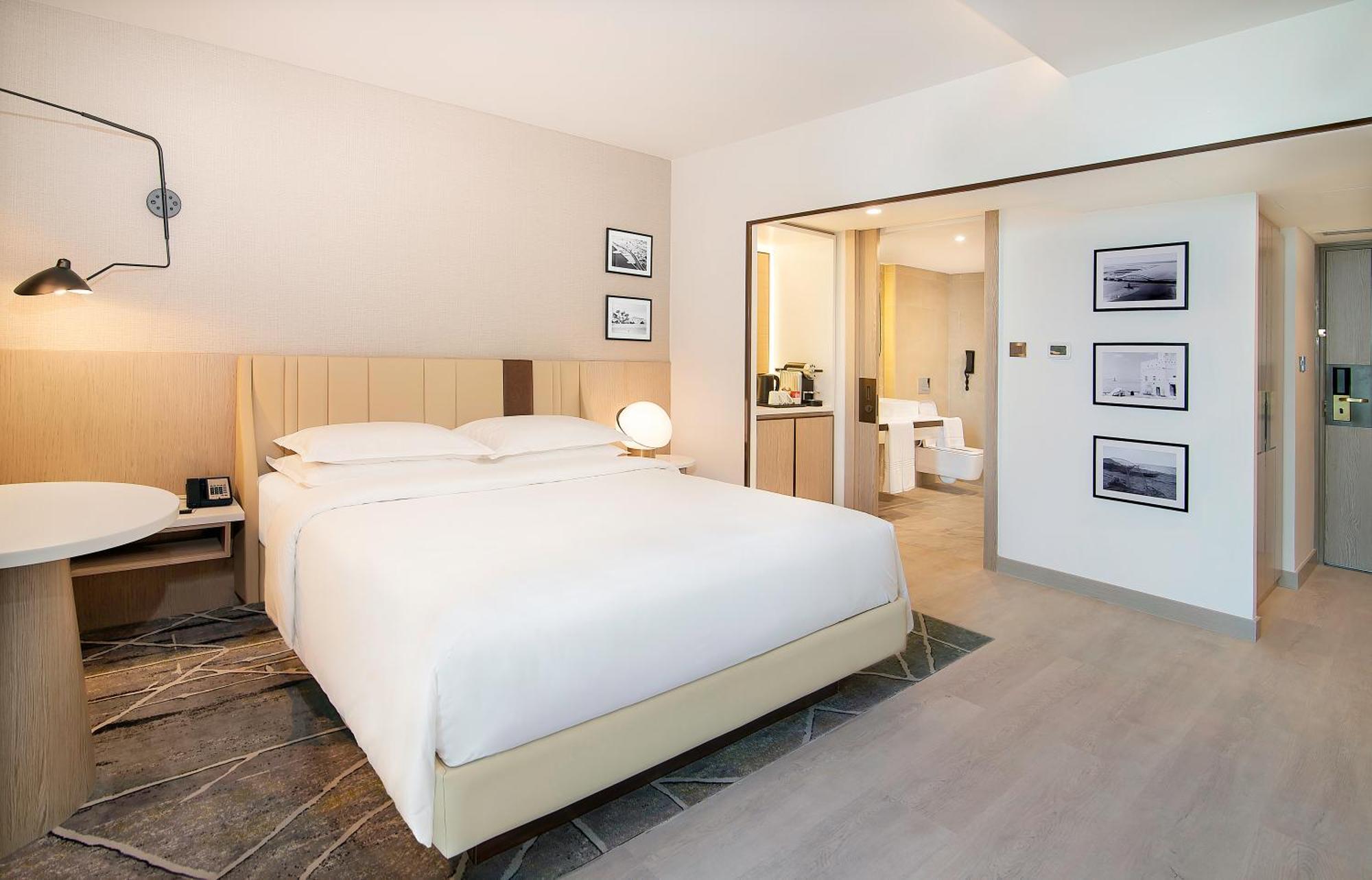 Club Zimmer mit Kingsize-Bett, Blick auf das Resort und Zugang zur Club-Lounge